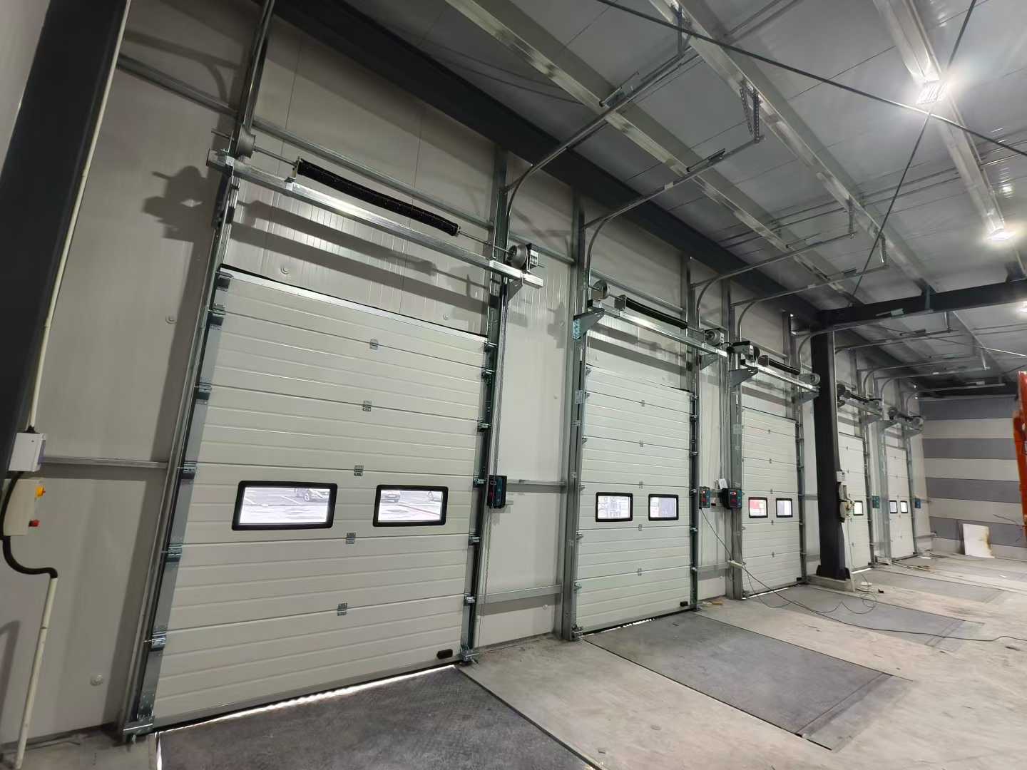 Industriae Sectionis Ianua et Navale Levelers Shipment ad CELLA Projects